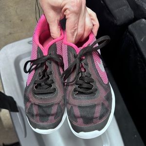 Nike girls size 6y tennis shoes